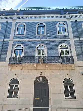 Fachada da embaixada do Reino Unido em Lisboa em 2024