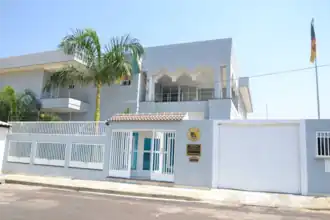 A casa onde fica a embaixada camaronesa.