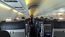 Interior de um Embraer ERJ 145, aeronave na configuração 1-2.