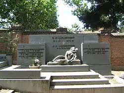 Panteón Luchsinger, obra do escultor Emiliano Barral (1935).