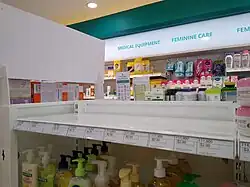 Prateleira de álcool em gel vazia em uma farmácia em Kep, Camboja, um dia após o primeiro caso de COVID-19 relatado no país.