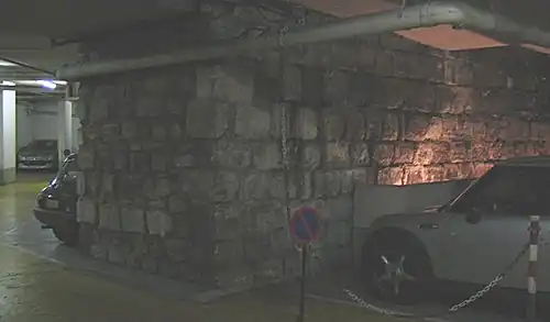 Um remanescente do muro de Filipe Augusto no estacionamento Mazarine, rue de l'Ancienne-Comédie.
