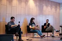 Uma foto de Luca Nolasco, Izabella Pavetits e Tiago Abreu durante palestra em Goiânia.