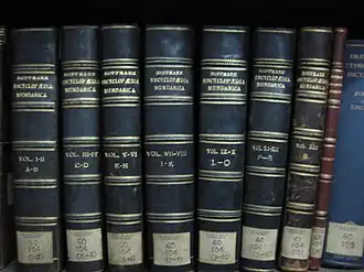 Oito livros em uma prateleira