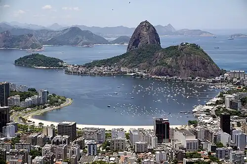 Enseada de Botafogo. Ao fundo, o Pão de Açúcar.