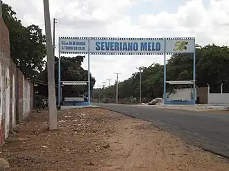 Pórtico na rodovia que dá acesso à cidade