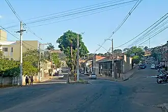 Entrada do bairro Limoeiro. À esquerda a Avenida Pinheiro, que é o principal acesso e onde também se concentra o comércio.