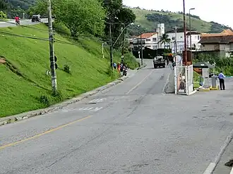 Estrada do Marinas, principal acesso ao bairro.