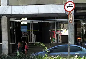 Entrada principal do edifício na Avenida Ipiranga.