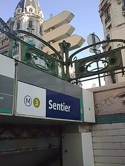 Uma edícula Guimard da estação (rue des Petits Carreaux).