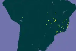 Mapa com pontos amarelos representando a distribuição confirmada de E. candolleana no Brasil.[6]