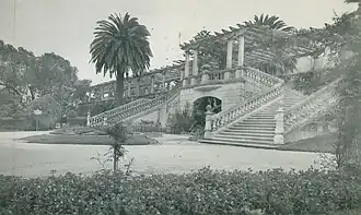 Escadaria com gruta.