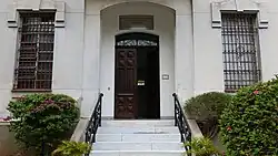 Escadaria e porta frontal do Internato Nossa Senhora Auxiliadora