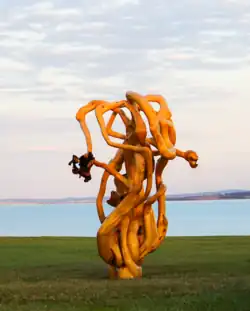 Escultura de madeira de floresta de manejo