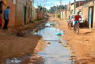 Rua sem esgoto: um exemplo de carência de infraestrutura na Cidade Estrutural, bairro carente de Brasília, Brasil.