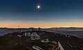 O anel de diamante do eclipse solar total do Observatório La Silla do ESO em 2 de julho de 2019, no momento em que a maior parte de sua face está oculta pela lua. A imagem foi tirada por Mahdi Zamani pelo mirante do telescópio NTT.