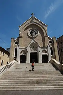 Escadaria e a fachada
