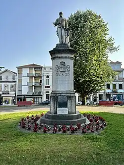 Estátua do Conde de São Bento (1807-1893) na respetiva praça em Santo Tirso. Inaugurada em 28 de agosto de 1892, com a presença do homenageado, no ano anterior ao seu falecimento.
