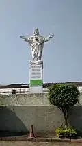Estátua de Jesus no Instituto Cristóvão Colombo com os dizeres "Jesus em seu coração/Terno e amigo/Acolhe e abençoe/Nossas crianças/ I.C.C 120 anos (1895 - 2015)