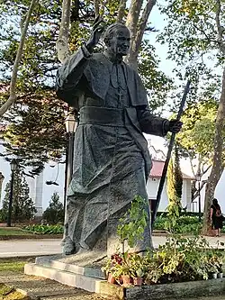 Estátua do Papa João Paulo II, inaugurada em 2010 em Cascais.[9]