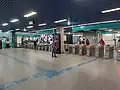 Catracas no mezanino da estação
