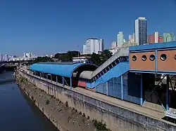 Estação Metrô Pedro II, exemplo de estação em nível do solo do Expresso Tiradentes
