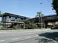 A estação de trem e a passarela junto a Marginal Pinheiros