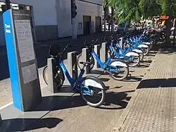 Estação de aluguel de bicicletas do sistema na Praça da Garoto na Glória.