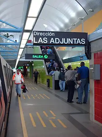 Plataforma de embarque da Estação Alí Primera.
