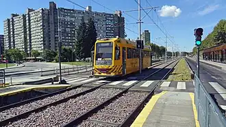 Uma estação da Metrpbus Sur perto de um eléctrico do PreMetro de Buenos Aires.