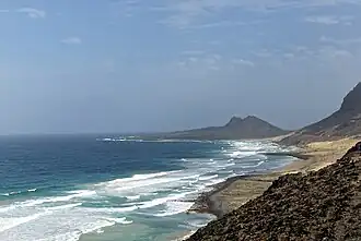 Praia de Calhau, com o Monte Verde ao fundo, na ilha de São Vicente
