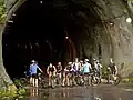 Ciclistas no túnel de acesso a Imigrantes