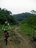 Ciclistas no início da estradinha