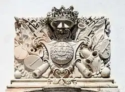 Armas do Reino Unido assentes sobre um troféu militar. Castelo de Estremoz, século XIX.