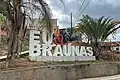 Letreiro "Eu Amo Braúnas" na entrada da cidade