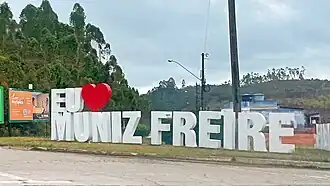 Letreiro "Eu Amo Muniz Freire" na margem da BR-262