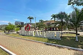 Letreiro "Eu Amo Vargem Alegre" na Praça Israel Nunes