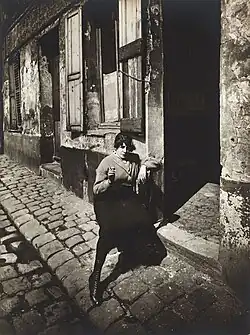 Prostituta esperando em frente à sua porta, 1921