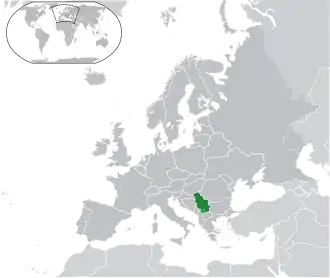 Localização da Sérvia na Europa (em verde escuro) e Kosovo (em verde claro).