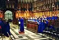 Coro anglicano na Catedral de Iorque usando batinas de cor azul.