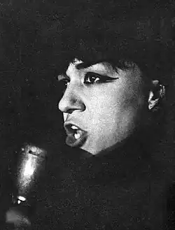 Ewa Demarczyk performando, em foto de 1966.
