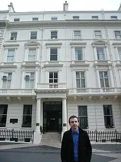 Jornalista Paweł Rogaliński em frente ao Polish Hearth Club, em Exhibition Road