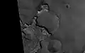 Cratera exumada em Mare Acidalium, vista pela Mars Global Surveyor.