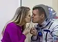 O astronauta Jack Fischer beija a esposa através do vidro da sala de quarentena antes do lançamento..