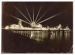 Grande iluminação nos pavilhões, visto da Baía de Guanabara.