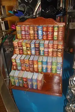 Um expositor da coleção em português.