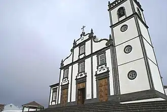 Fachada principal (norte) da Igreja de Nossa Senhora do Rosário da Lomba da Maia