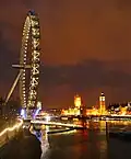 A London Eye à noite, vista do Bankside.