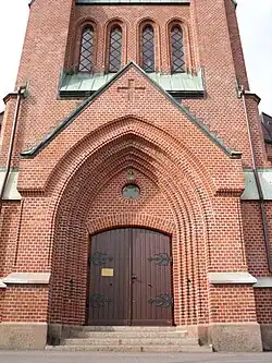 A porta principal da igreja