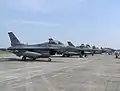 Vários F-16 americanos.